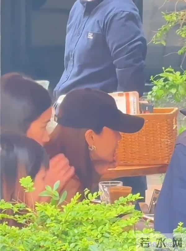 baby在上海路边摊吃饭 吃到忘情还舔手指 用手擦嘴擦脸 毫无星味