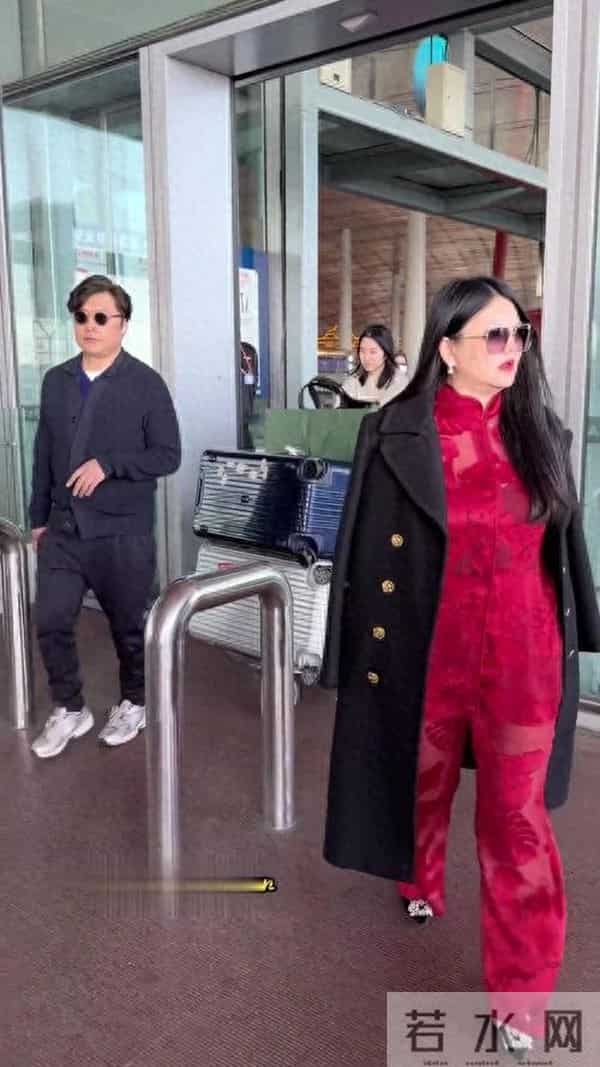 王岳伦一家三口同框，李湘瘦了，被问及模仿热潮，本人笑而不语