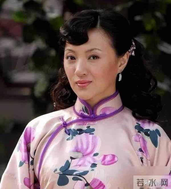 她是冯巩御用老婆，连登五年春晚后精神失常，如今50岁的她怎样了