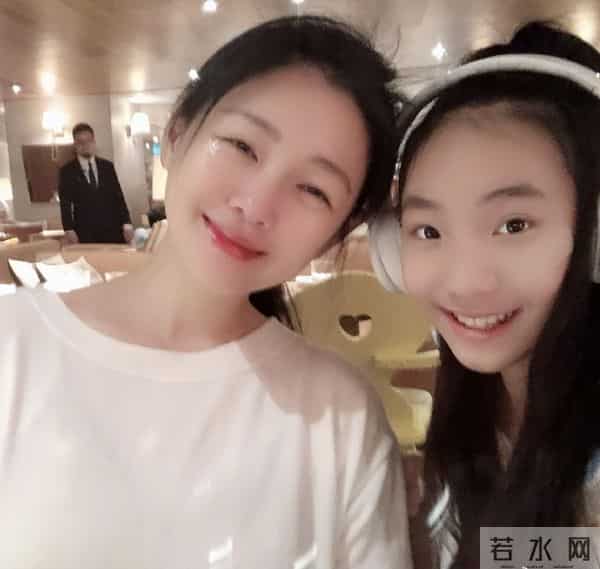 大S离世9个月，小S二女儿首次公开谈姨妈，狐狸尾巴藏不住了