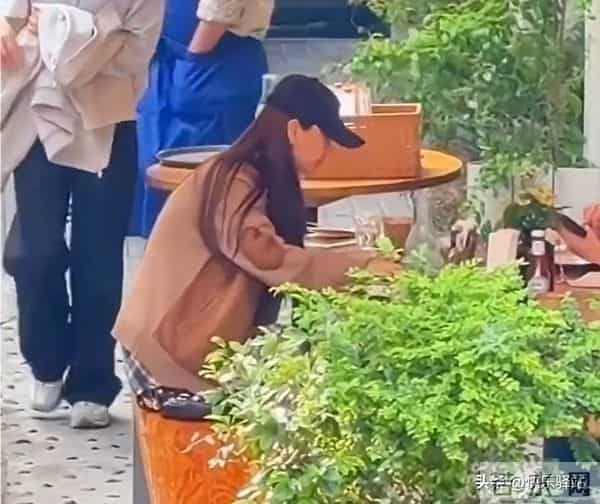 baby在上海路边摊吃饭 吃到忘情还舔手指 用手擦嘴擦脸 毫无星味