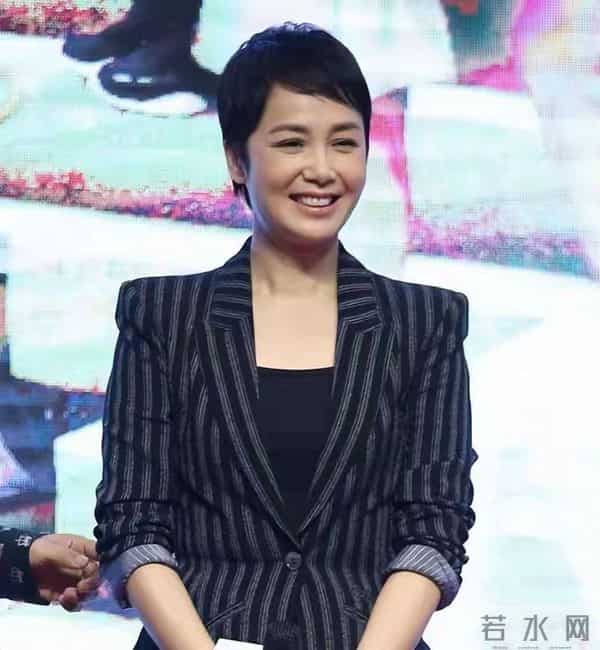 59岁蒋雯丽现状,定居英国,又瘦又老,网友惋惜:一代女神也老了