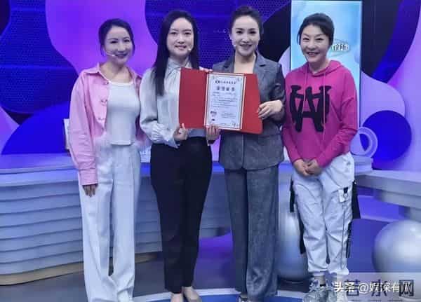 朱赤丹：结婚多年无儿无女，45岁辞职选择创业，因考试压力大痛哭