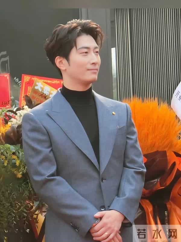 窦骁被传婚变后首次现身,面部浮肿憔悴,无名指还戴着婚戒