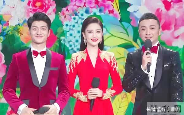 佟丽娅深圳扫金，素颜逛水贝买黄金，穿百元T恤，付款不手软