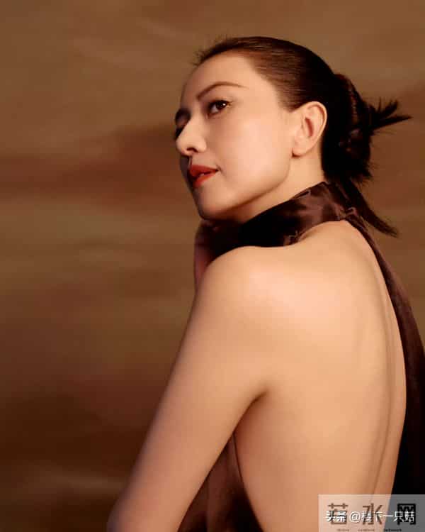 高圆圆初冬活动大秀美背 贴头皮造型优雅 细纹也挡不住的顶级骨相美