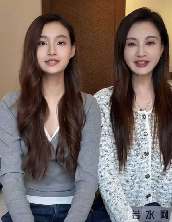 47岁杨雪与15岁女儿同框，杨雪保养得好，女儿太美了，两人似姐妹