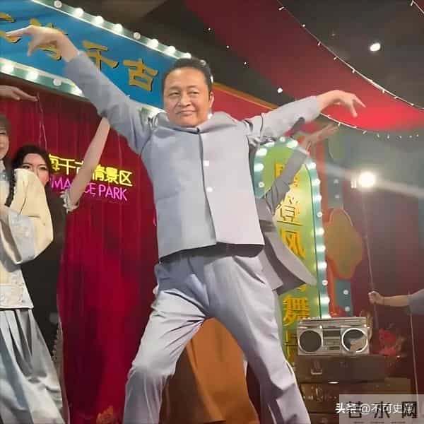 曾经红极一时，如今为养家糊口沦落到景区卖艺，这4位明星太可惜