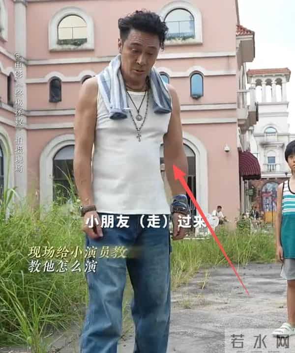 64岁吴镇宇近况，生图皮肤紧致五官能打，刷老年卡坐公交遭人嫌弃