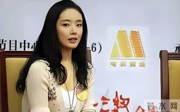 曾被张艺谋力捧,火后与富豪卷款61亿逃亡国外,大佬被抓她后悔吗