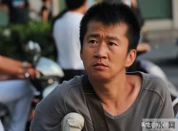 知名演员无戏可拍,已回老家摆摊挣钱,张颂文一句话揭开内娱真相