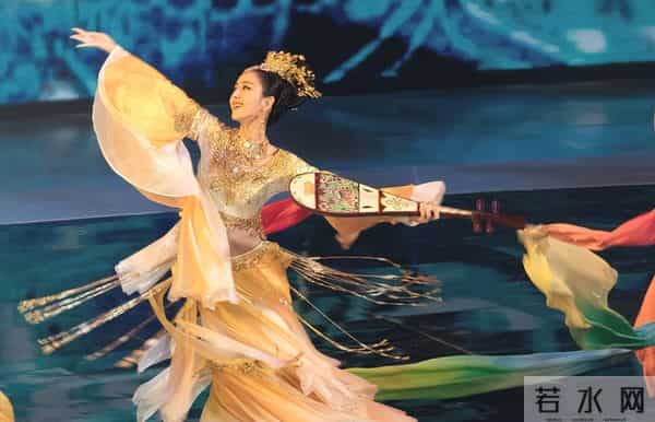 佟丽娅在深圳扫购黄金！头发稀少假发明显，满胳膊黄金手串太吸睛