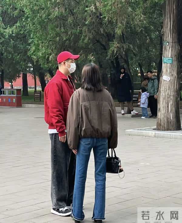 李纯马頔新婚逛地坛公园，李纯真人很瘦大长腿，男方贴心帮她提包