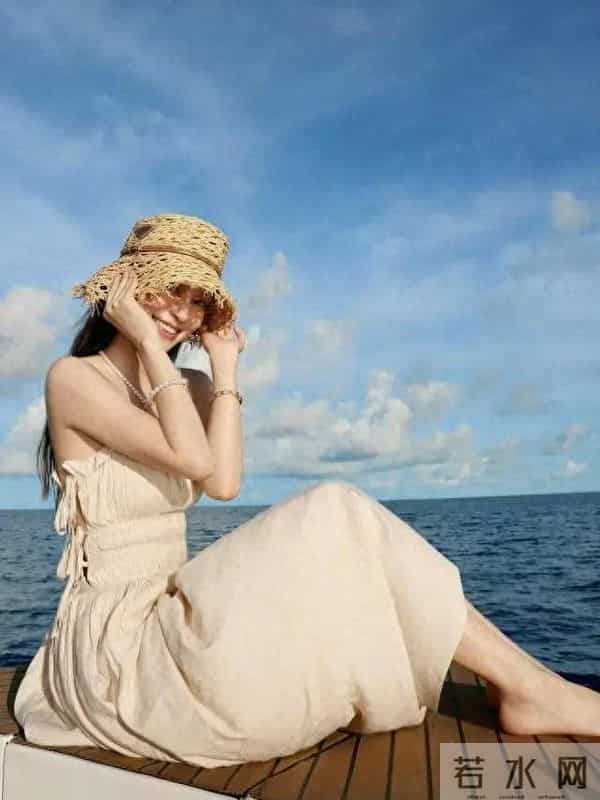 杨颖大胆展示自己光脚丫美腿美好身材