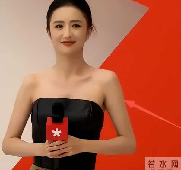 佟丽娅在深圳扫购黄金！头发稀少假发明显，满胳膊黄金手串太吸睛