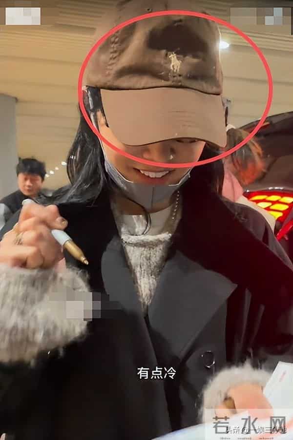 白百何一家回国,大儿子又黑又老,小儿子长相曝光眼小脸大不像她