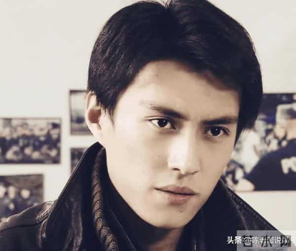 这一次，人民日报点名靳东，七字之差给娱乐圈敲响警钟