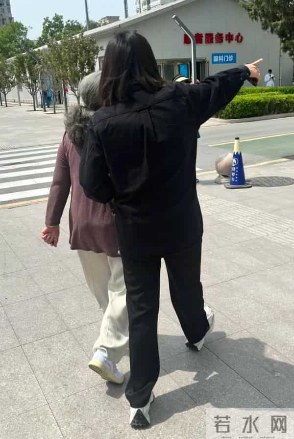 89岁李明启现身北京医院看病，打扮干净整洁，弓着背走路显苍老