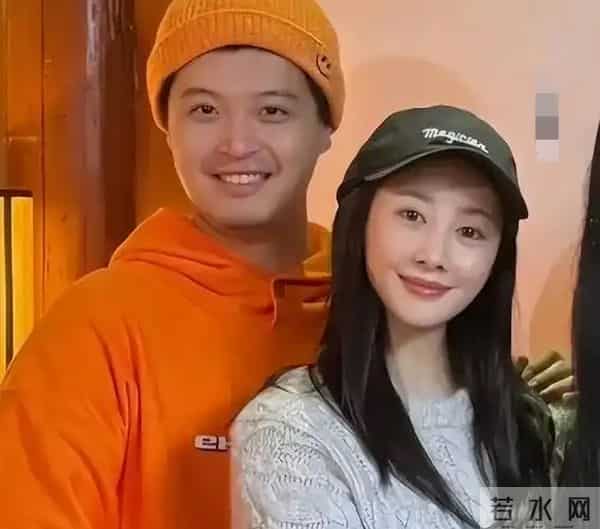 李纯马頔新婚逛地坛公园，李纯真人很瘦大长腿，男方贴心帮她提包