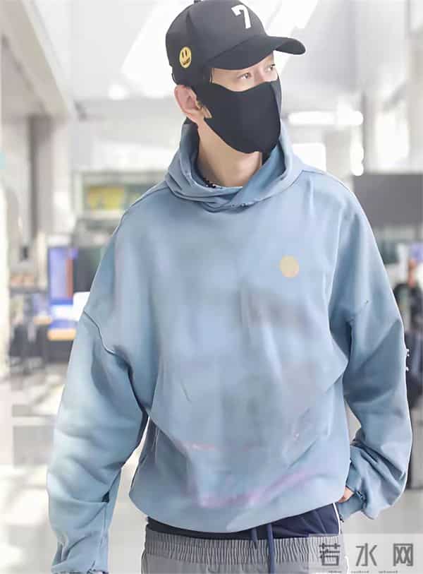 黄晓明现身机场，裤子半掉着卫衣一裹，没人懂，但谁都多看了两眼