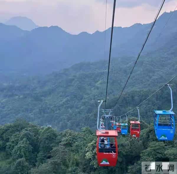 汪小菲真宠女儿，八万元的外套一下买两件，小玥儿穿上很显贵气