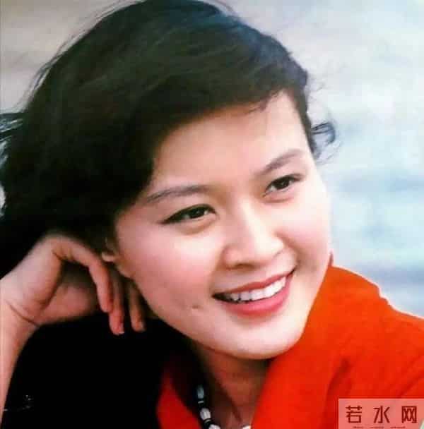 方舒：背叛丈夫陈国星，嫁小10岁屠洪刚后被抛弃，如今过得怎样？