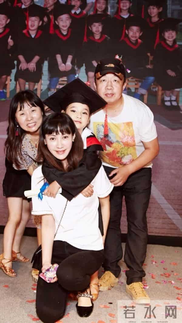 杨雪晒16岁女儿,有有完美避开爸爸普通基因,一张初恋脸好漂亮