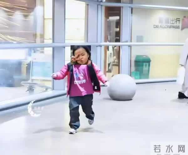 白百何带俩儿子现身，17岁大儿子像陈羽凡，5岁二宝太机灵