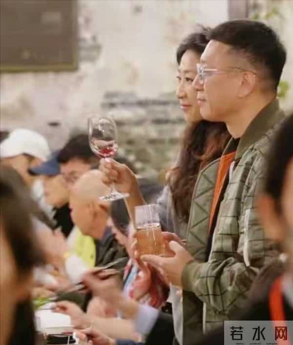 55岁孙红雷和老婆在乌镇吃饭，他比老婆大15岁好恩爱，好有夫妻相