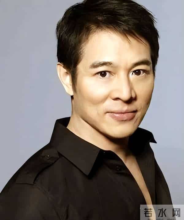 62岁李连杰豪宅游泳，脱光上衣自证清白，大腹便便并无刀疤