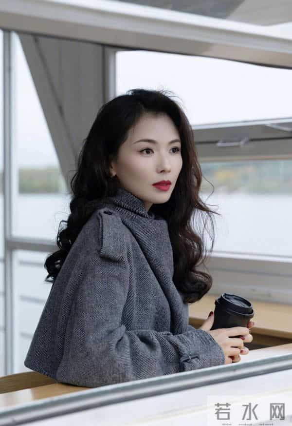 看了刘涛的穿搭，我悟了：大衣不配半身裙、小白鞋，才更时髦高级