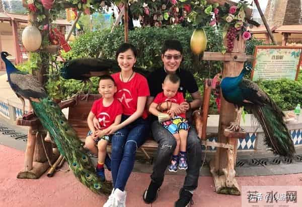 原来于震老婆是她，两人差13岁，婚后成家庭主妇被丈夫公婆宠成宝