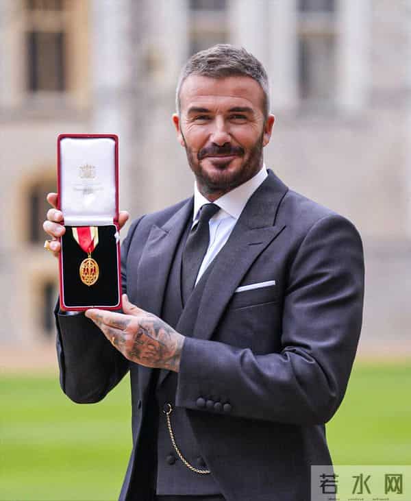 贝克汉姆圆梦封爵!一手牵贝嫂一手牵小七,俩儿子像“保镖”