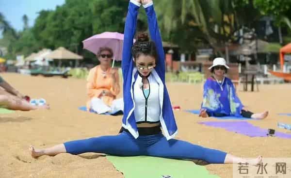 柳岩沙滩穿运动装，做拉伸超拼，皮肤亮、身材曲线迷人，臀有点大