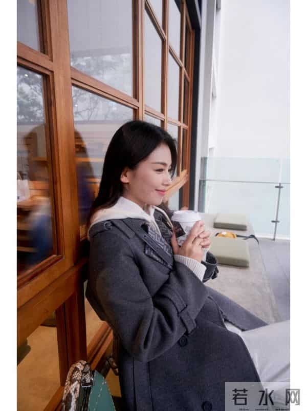 看了刘涛的穿搭，我悟了：大衣不配半身裙、小白鞋，才更时髦高级