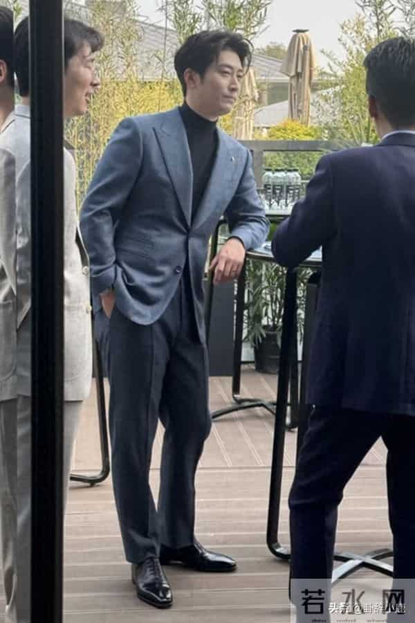 窦骁现身西安参加活动，西装革履，又高又帅，手上婚戒格外亮眼！