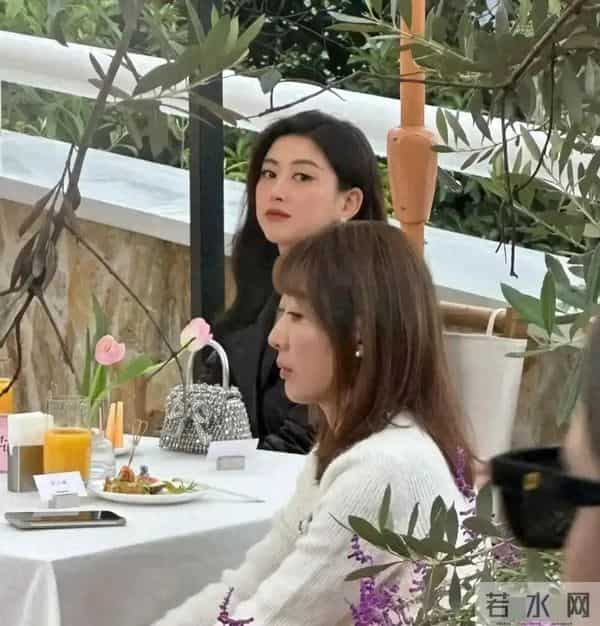 41岁朱珠在重庆和朋友聚会，这穿着 打扮真显贵气。