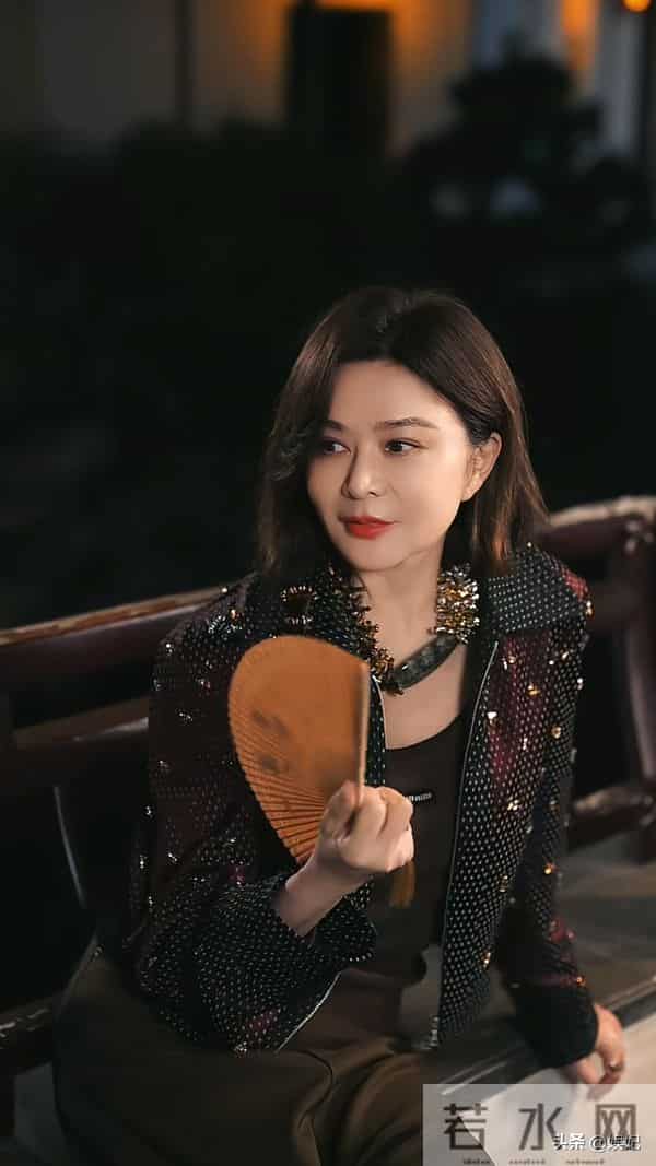 63岁关之琳染发新造型：短款外套+阔腿裤，减龄又高级，美得像39