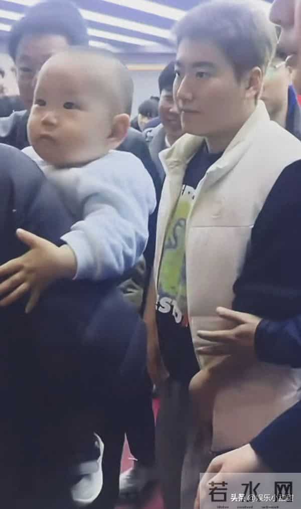 梁靖崑新造型引爆邢台！粉丝硬塞娃娃，看他反应全网笑疯！