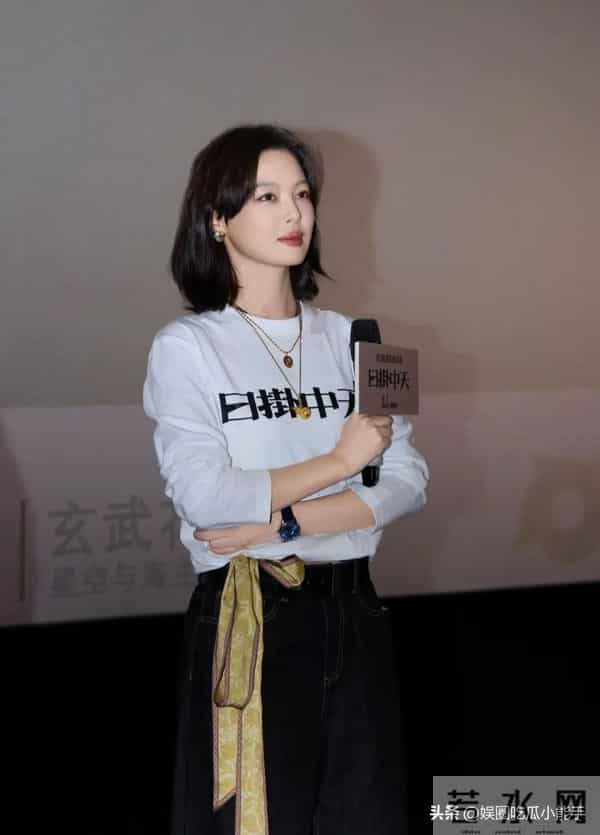 辛芷蕾路演穿搭分享，戴老铺的金葫芦项链穿香奈儿外套，优雅大气