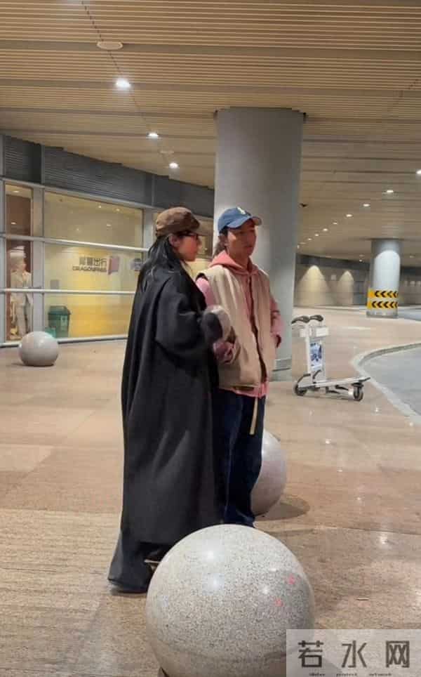 白百合儿子机场接妈妈，留长发，戴耳环，个子比妈妈都高！