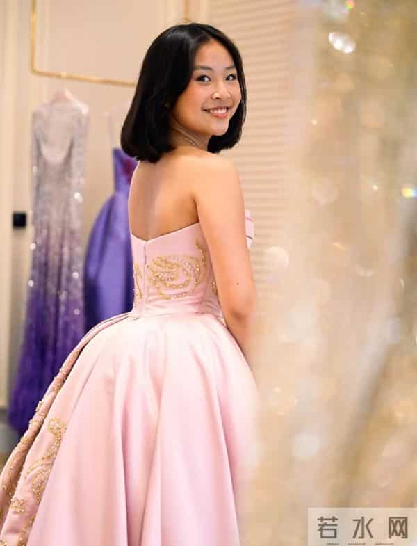 陈可辛吴君如19岁女儿参加巴黎名媛舞会，张艺谋女儿等人也参加过