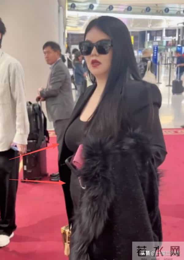 李湘胖到弯不下脖子，机场罕用便宜货，被人搭话她不理还嘲讽冷哼