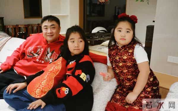 乔杉妻子晒三胎正脸照，公开儿子大名，一儿两女没一个长得像妈妈