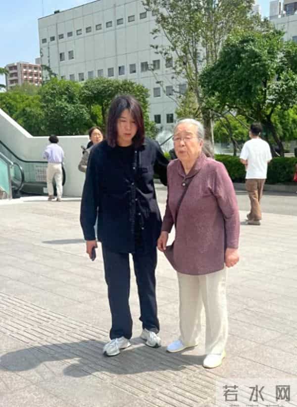 89岁李明启现身北京医院看病，打扮干净整洁，弓着背走路显苍老