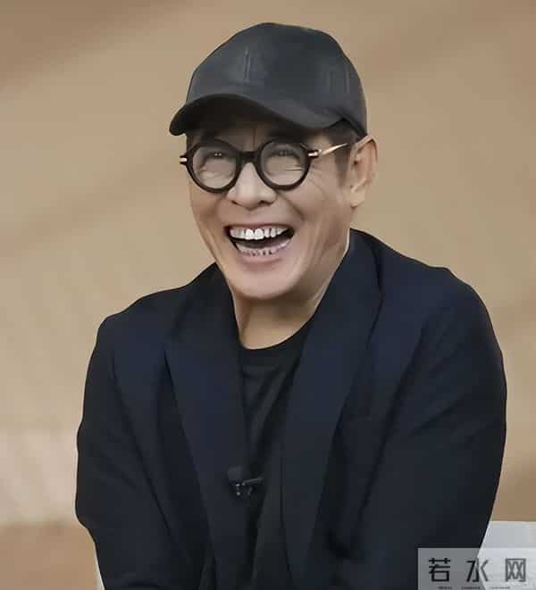 62岁李连杰豪宅游泳，脱光上衣自证清白，大腹便便并无刀疤