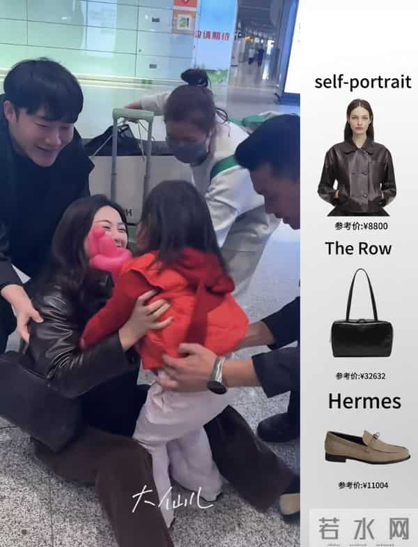 朱珠被4岁女儿扑倒，瘫坐地上笑得见牙不见眼，3名助理才扶起来