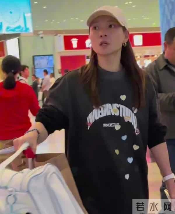 黄雅琼深圳机场抵达，黑色印花卫衣套装配米色帽，休闲随性好高级