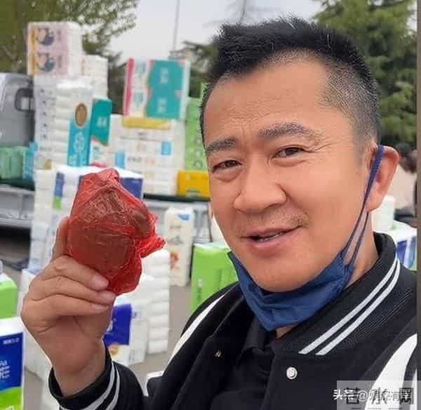 知名演员无戏可拍,已回老家摆摊挣钱,张颂文一句话揭开内娱真相