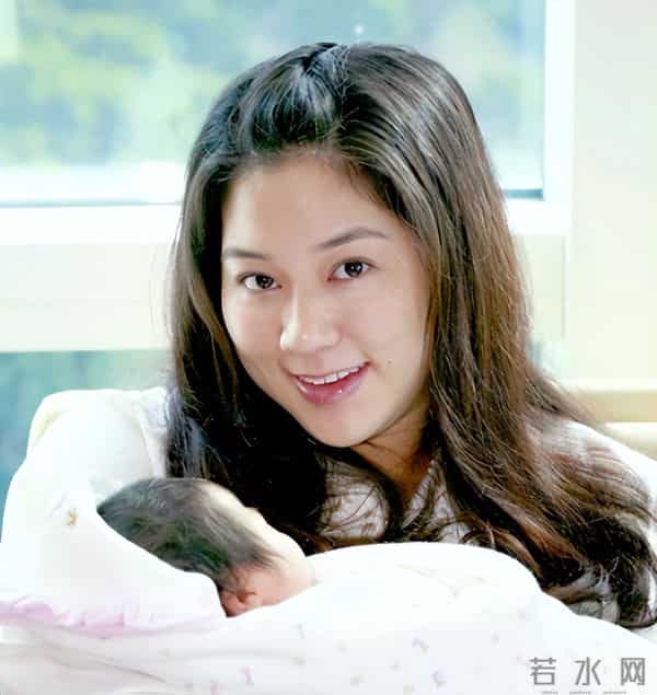 14岁就长得“倾国倾城”，24岁被富豪花7亿娶回家，8年生下4个娃